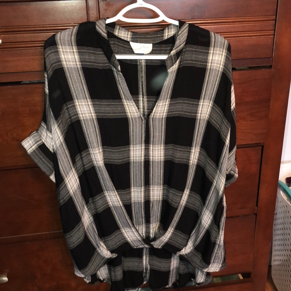 Universal thread high low B&W plaid top! Large